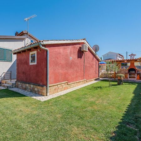 Apartment With Pool Visnjan Bagian luar foto