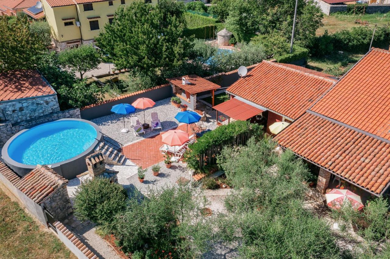 Apartment With Pool Visnjan Bagian luar foto
