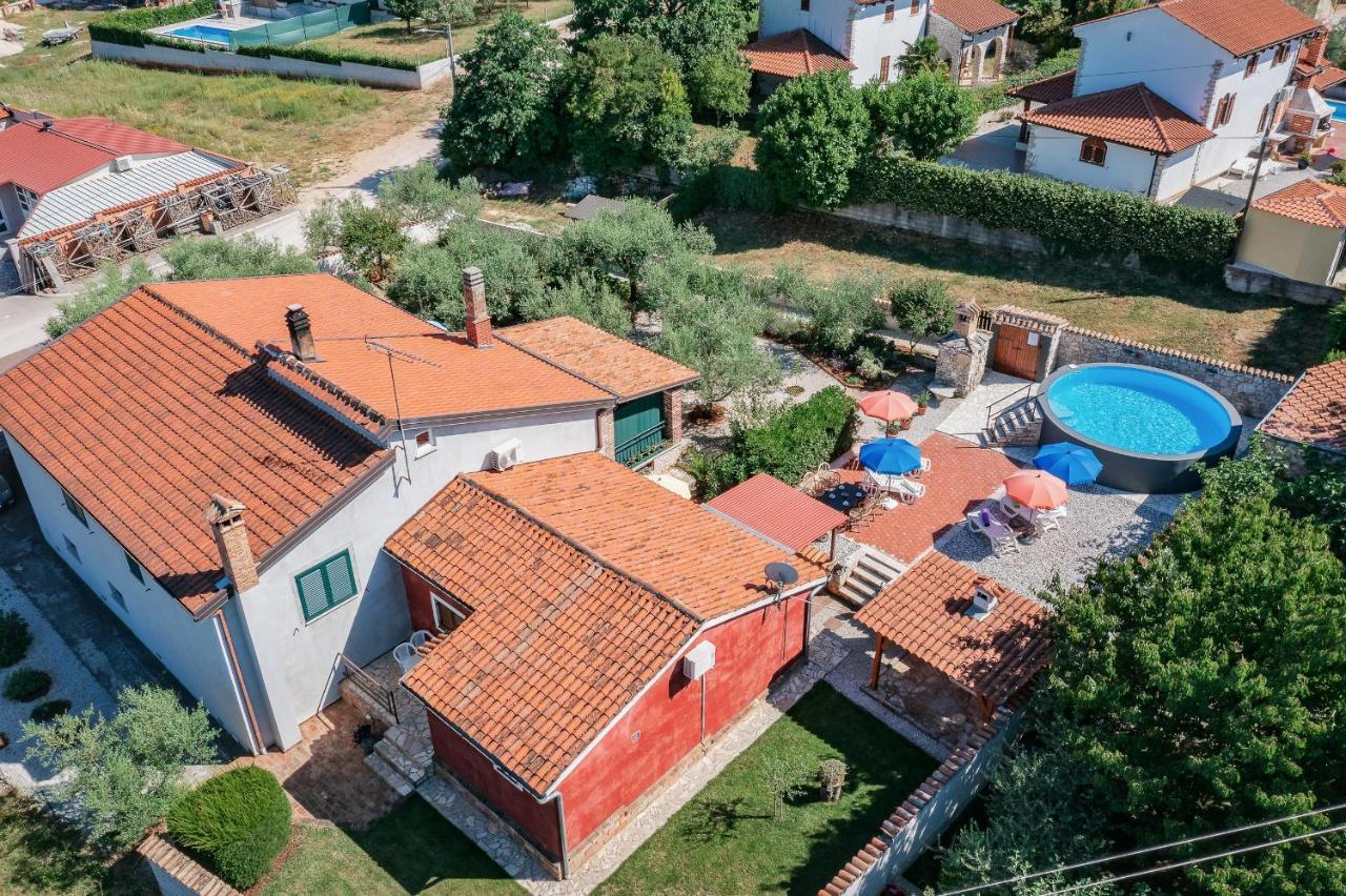 Apartment With Pool Visnjan Bagian luar foto