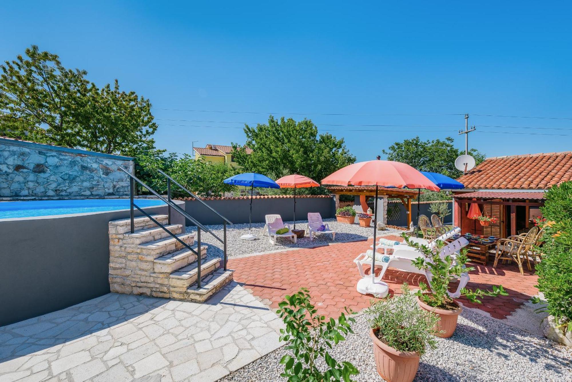 Apartment With Pool Visnjan Bagian luar foto