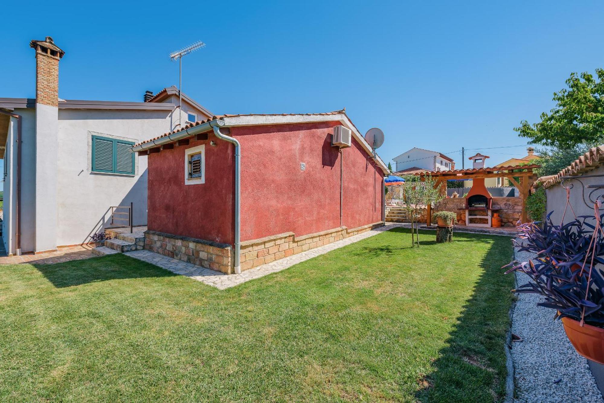 Apartment With Pool Visnjan Bagian luar foto