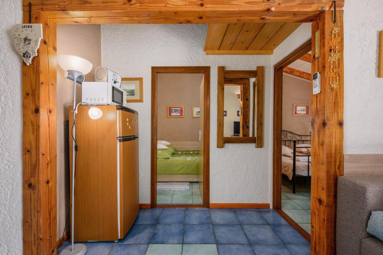 Apartment With Pool Visnjan Bagian luar foto