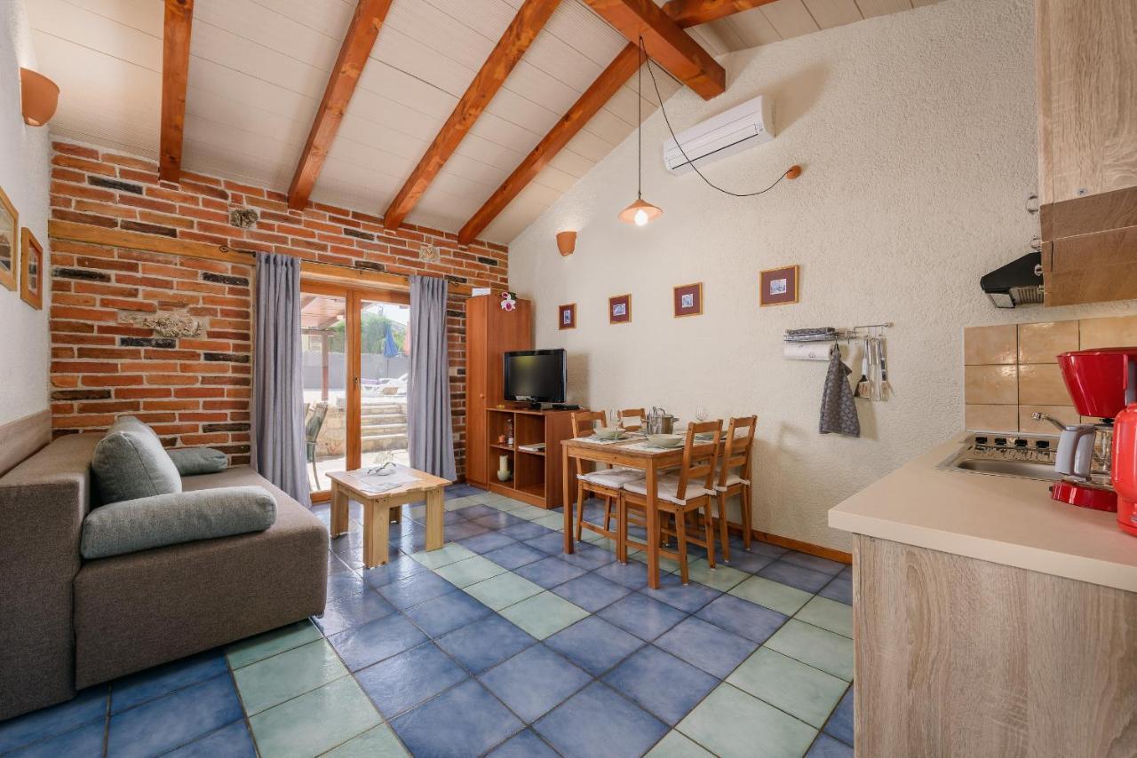 Apartment With Pool Visnjan Bagian luar foto