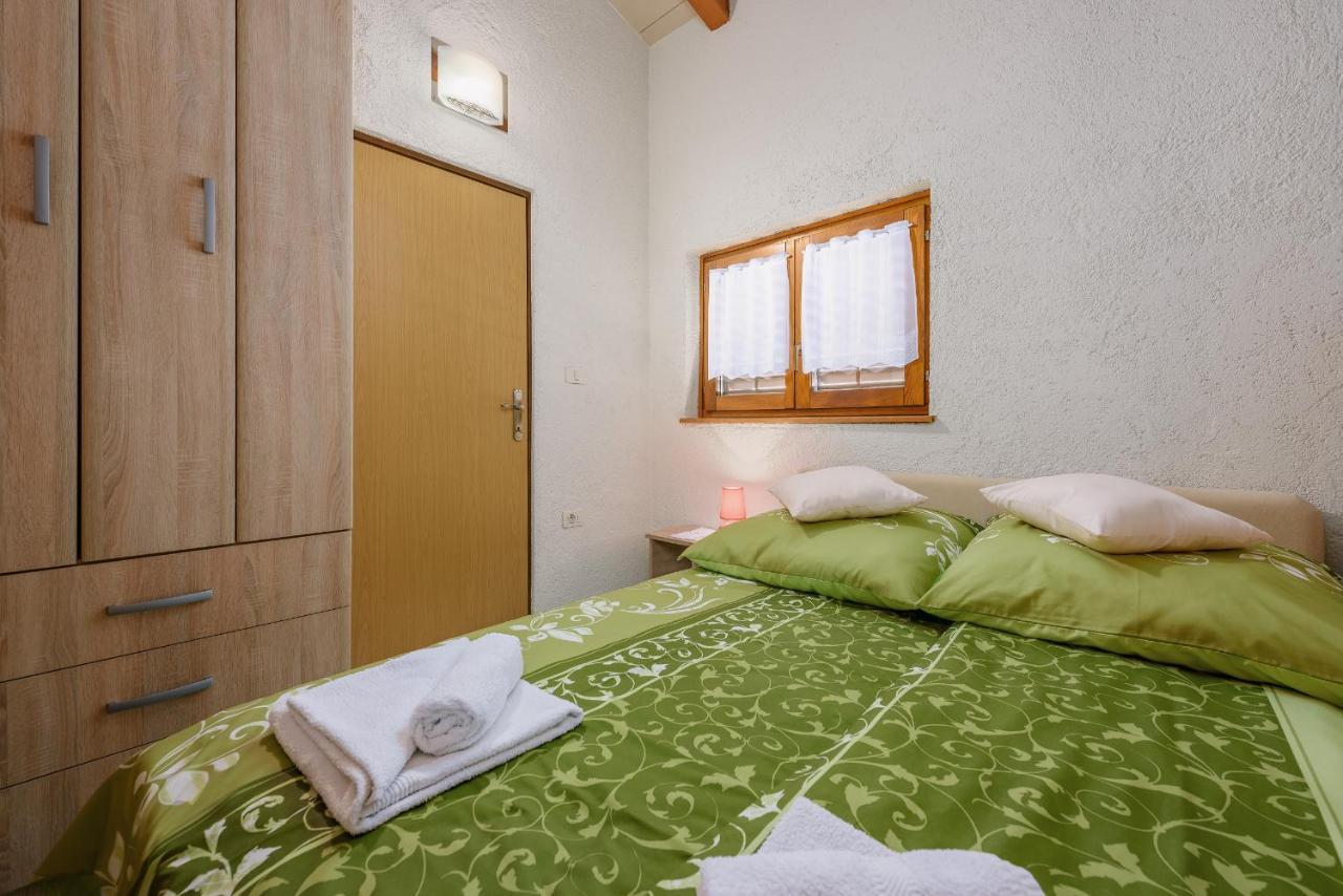 Apartment With Pool Visnjan Bagian luar foto