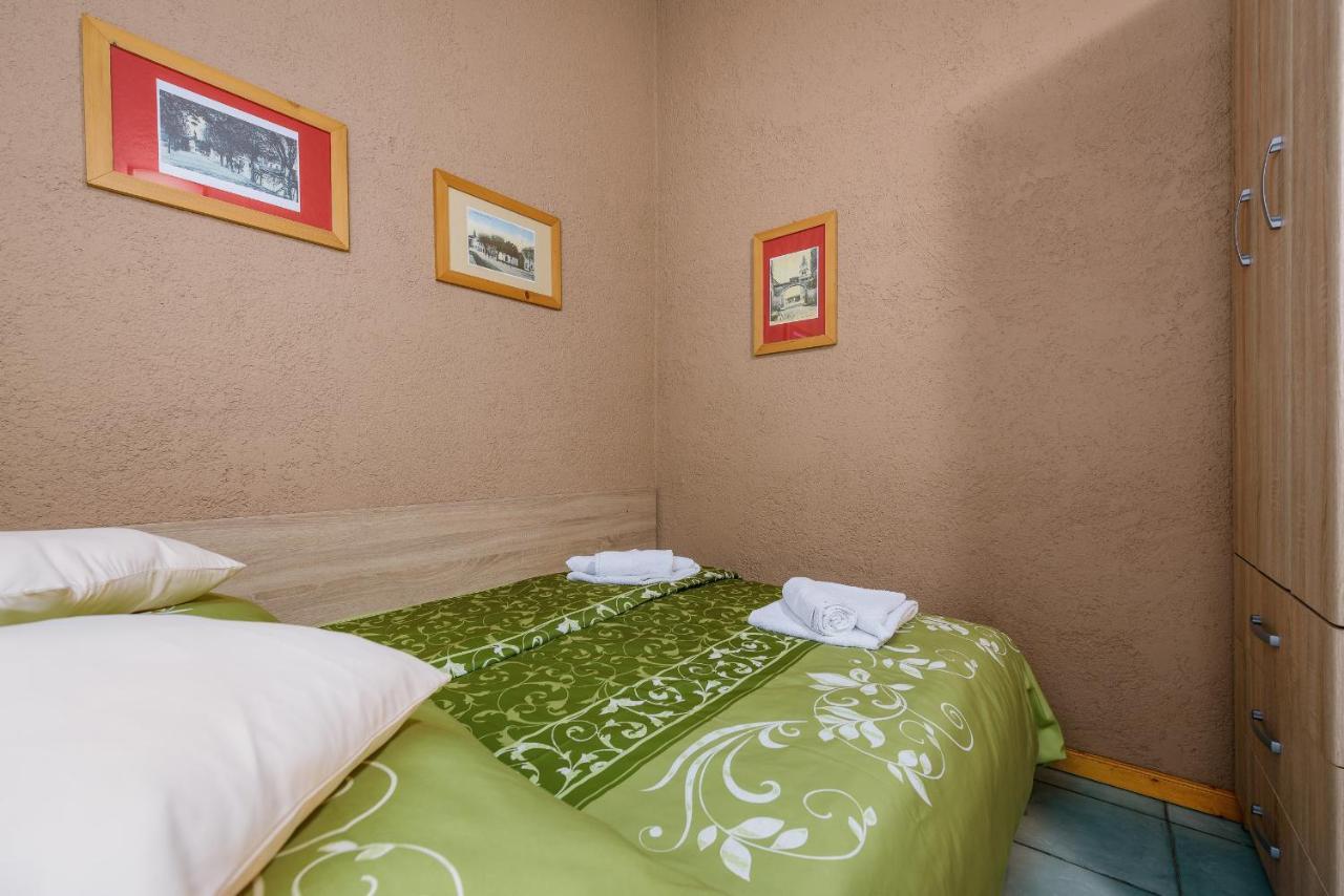 Apartment With Pool Visnjan Bagian luar foto