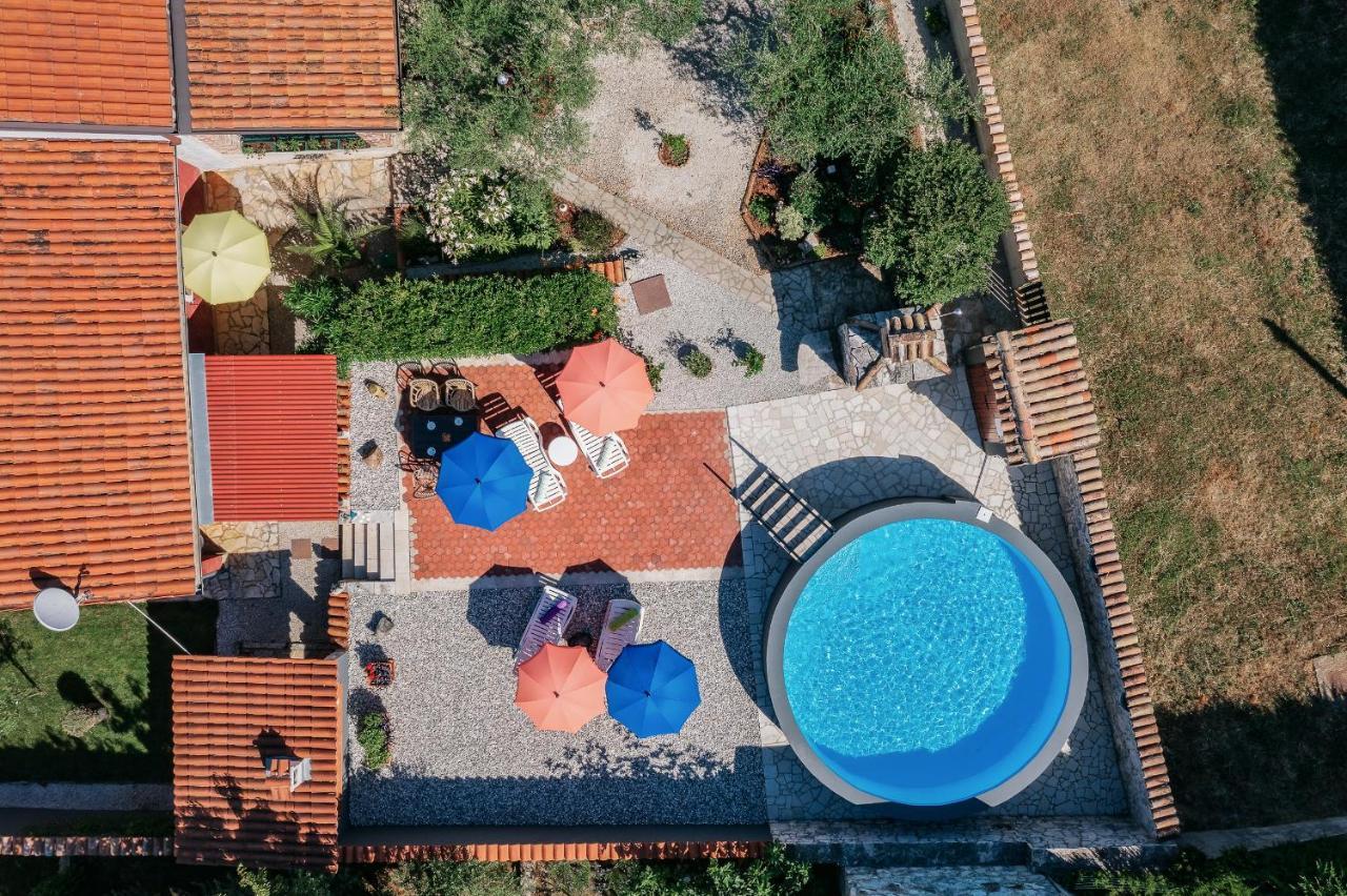 Apartment With Pool Visnjan Bagian luar foto