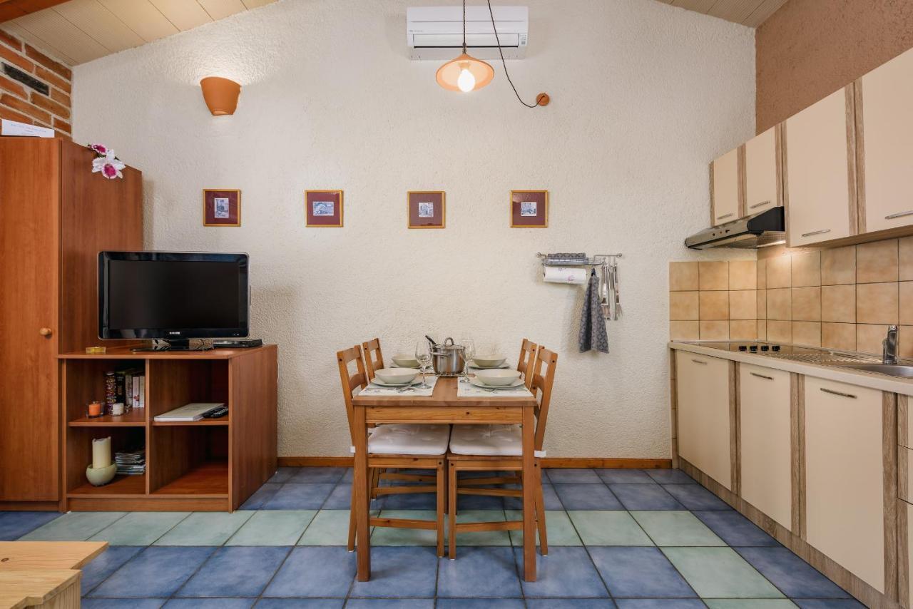 Apartment With Pool Visnjan Bagian luar foto