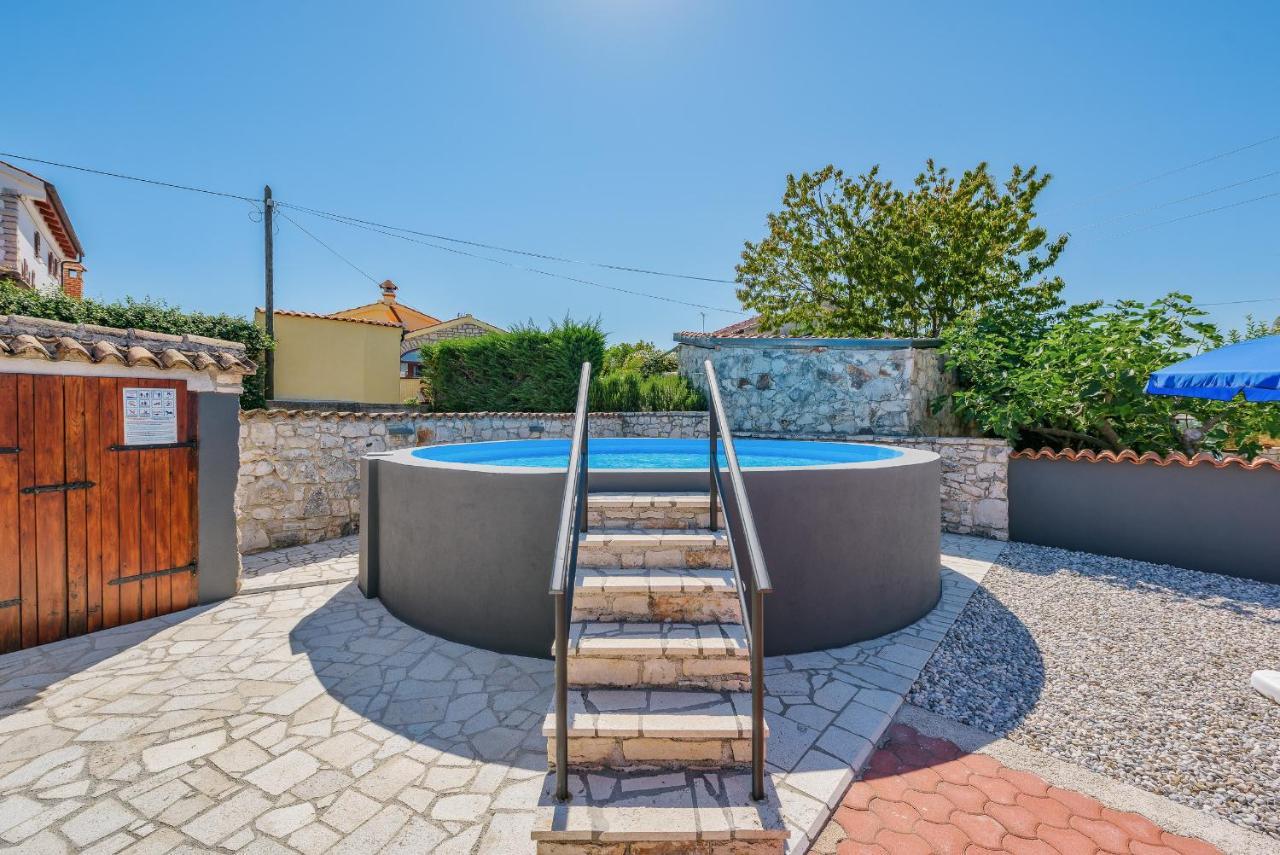 Apartment With Pool Visnjan Bagian luar foto