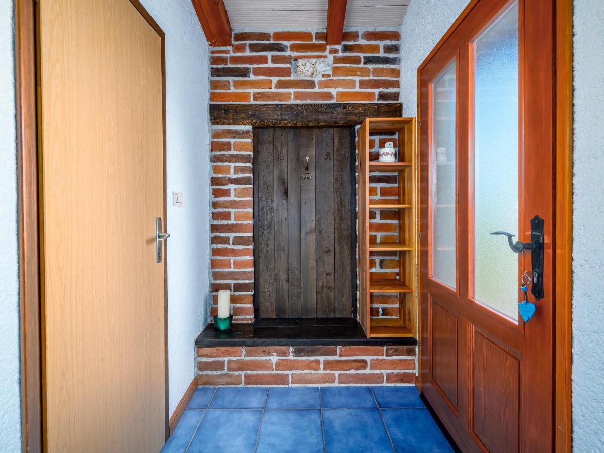 Apartment With Pool Visnjan Bagian luar foto